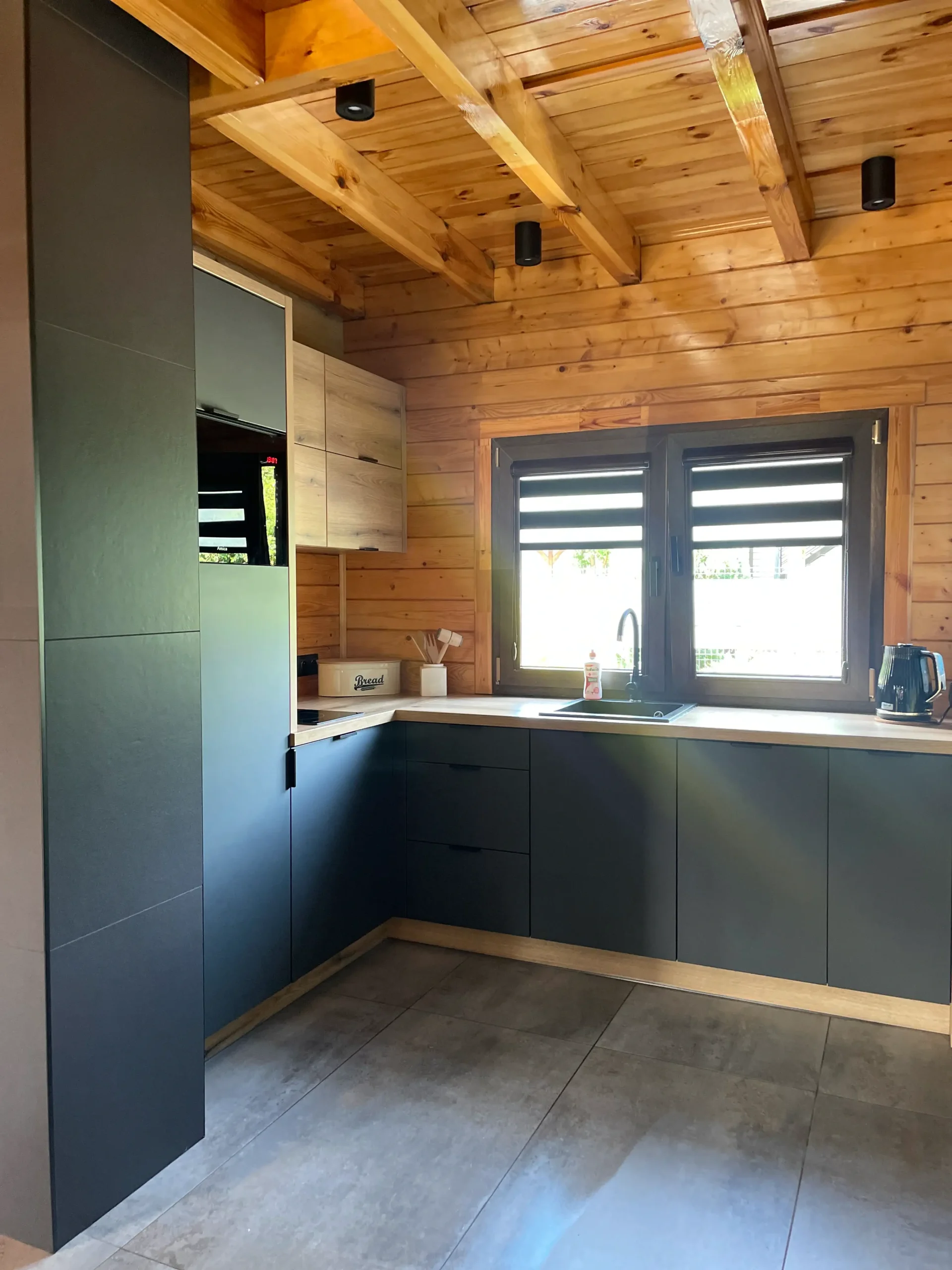 Kuchnia i jadalnia w domku dużym JantarHome