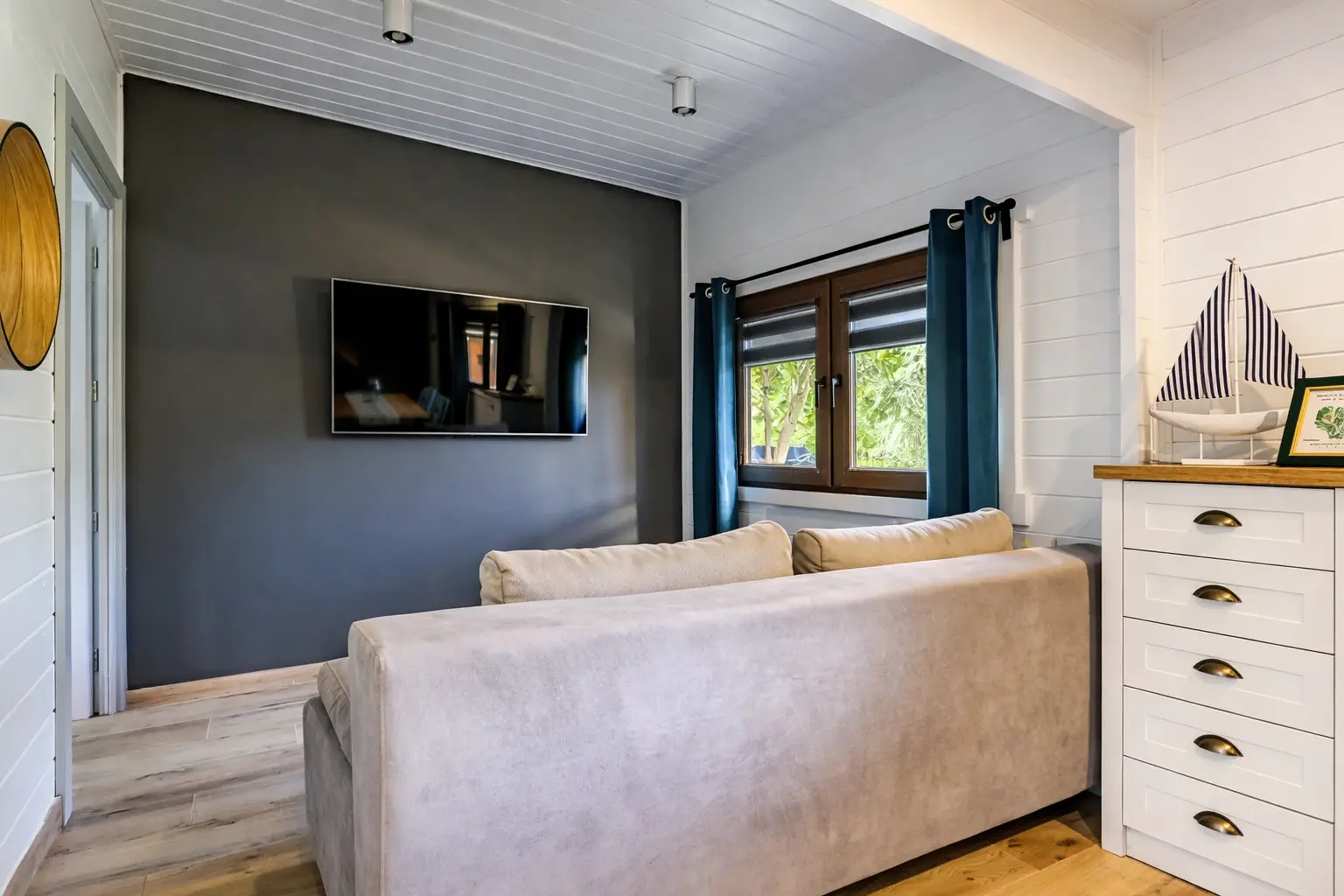 Wnętrze domku dużego JantarHome — przestronna strefa dzienna