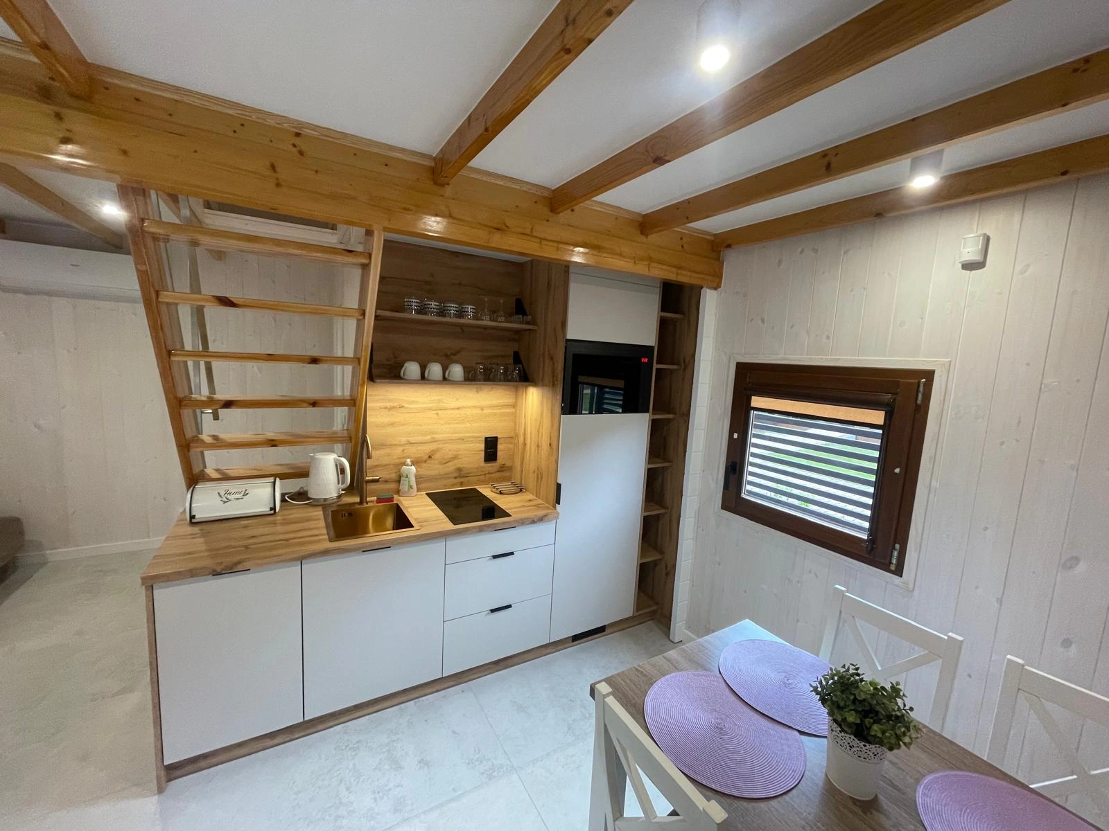 Sypialnia na piętrze domku małego JantarHome