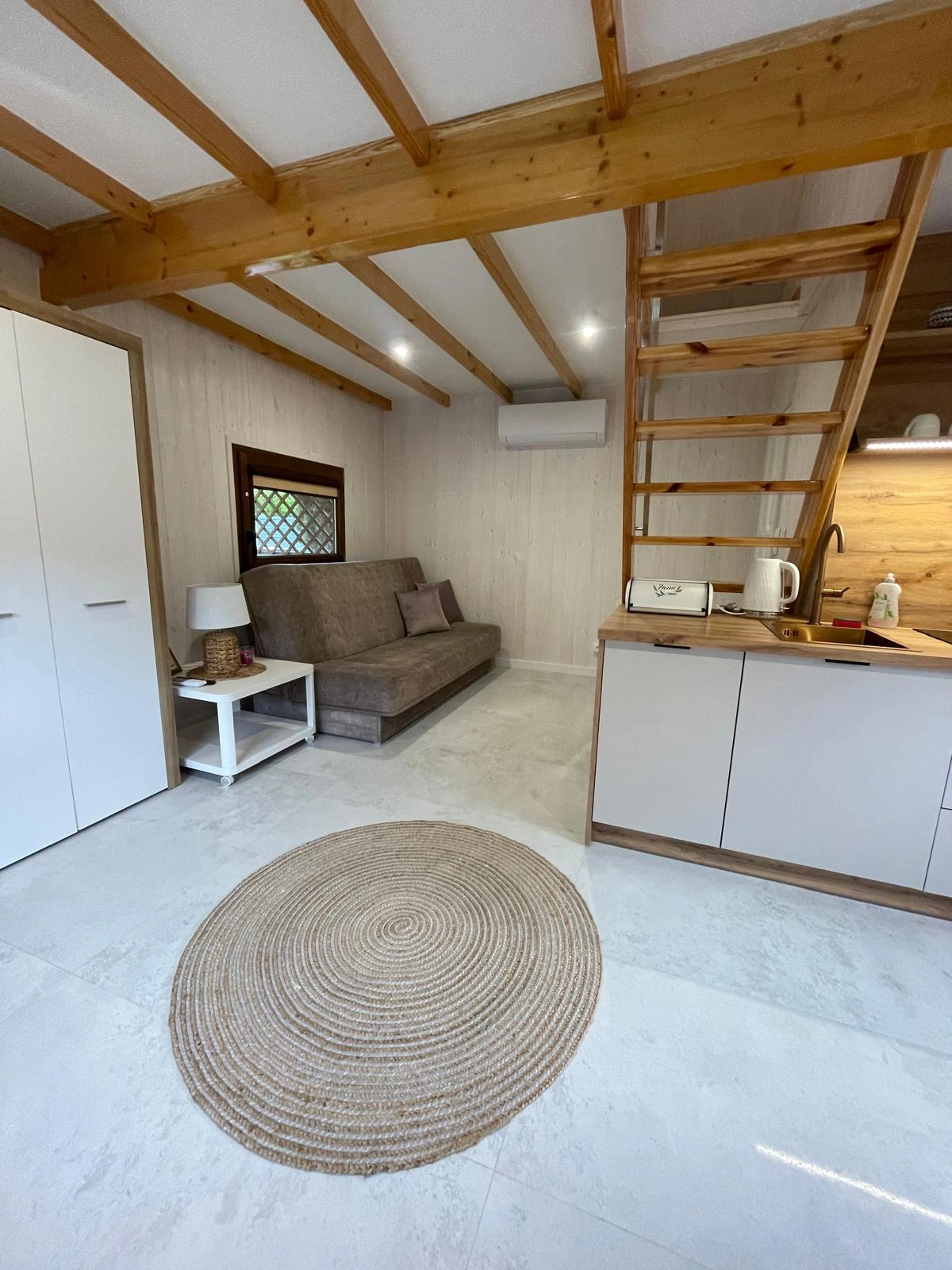 Widok na ogród z tarasu domku małego