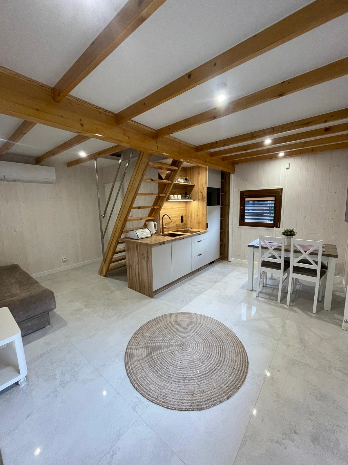 Salon w domku małym JantarHome — komfortowa strefa dzienna