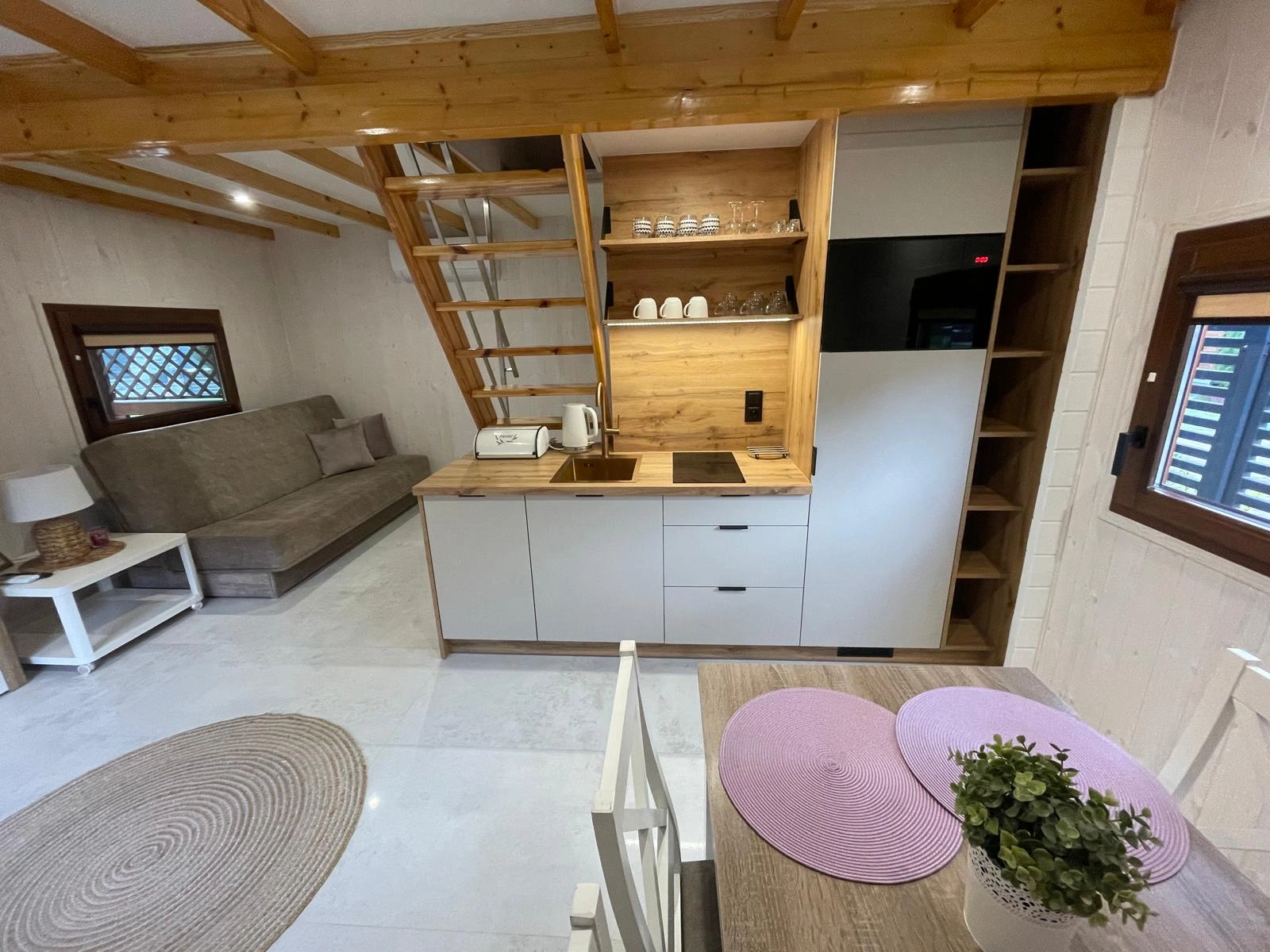 Kuchnia w domku małym JantarHome — pełne wyposażenie