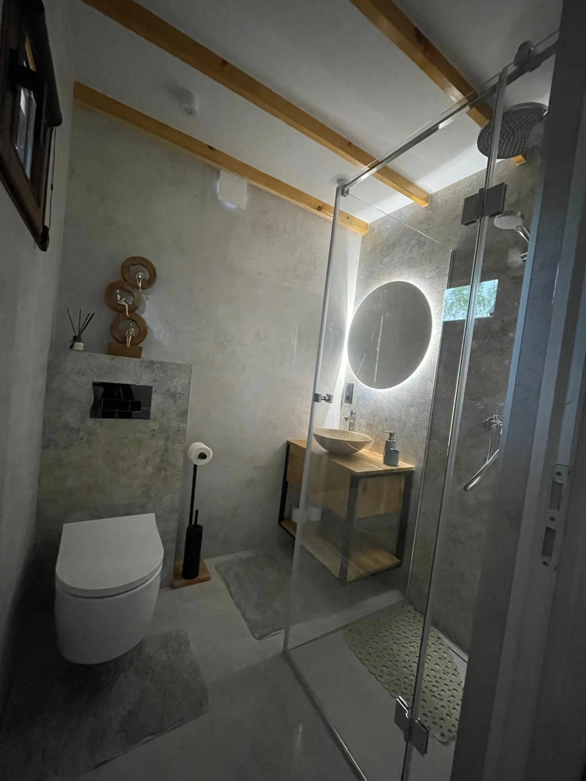 Taras przy domku małym JantarHome — strefa relaksu