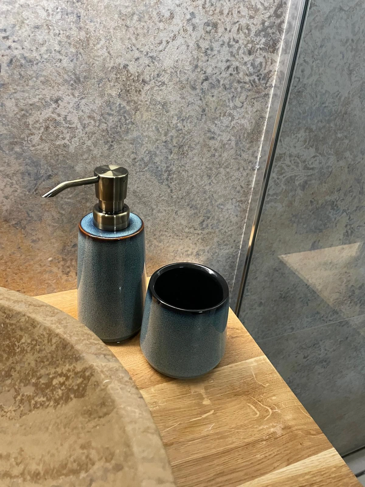 Wnętrze domku małego JantarHome — salon z aneksem